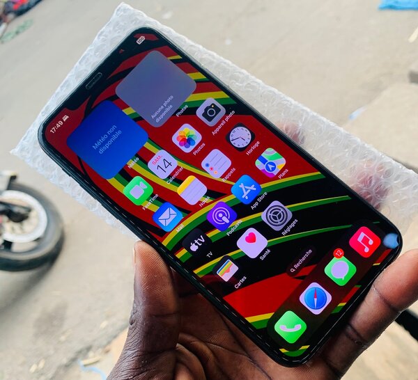 Smartphone moderne avec triple caméra