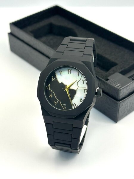Montre élégante noire moderne