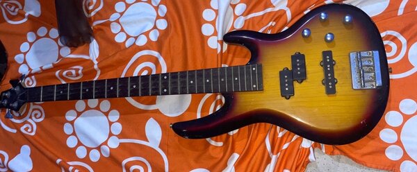 Une guitare