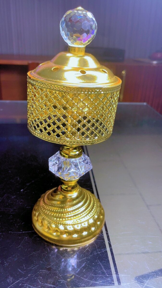 Brûleur d'encens doré élégant
