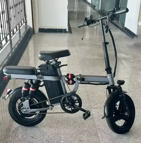Vélo électrique pliant compact