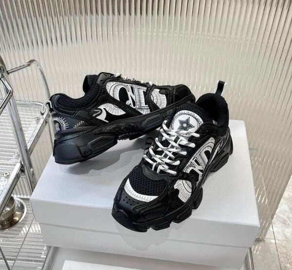 C D sneakers
