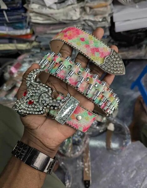 Ceinture strassée extravagante