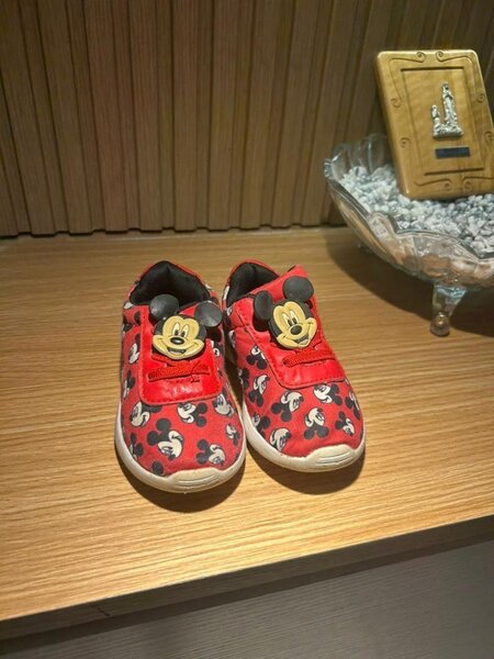 Chaussures pour fille. Ou garçons