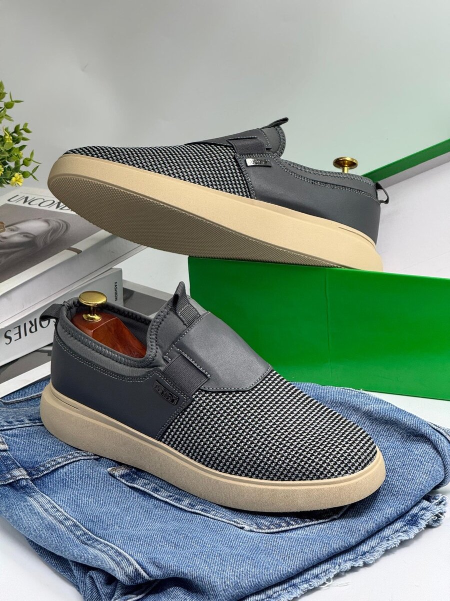 LEVIS GREY