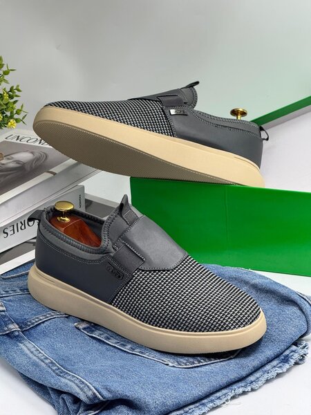 LEVIS GREY