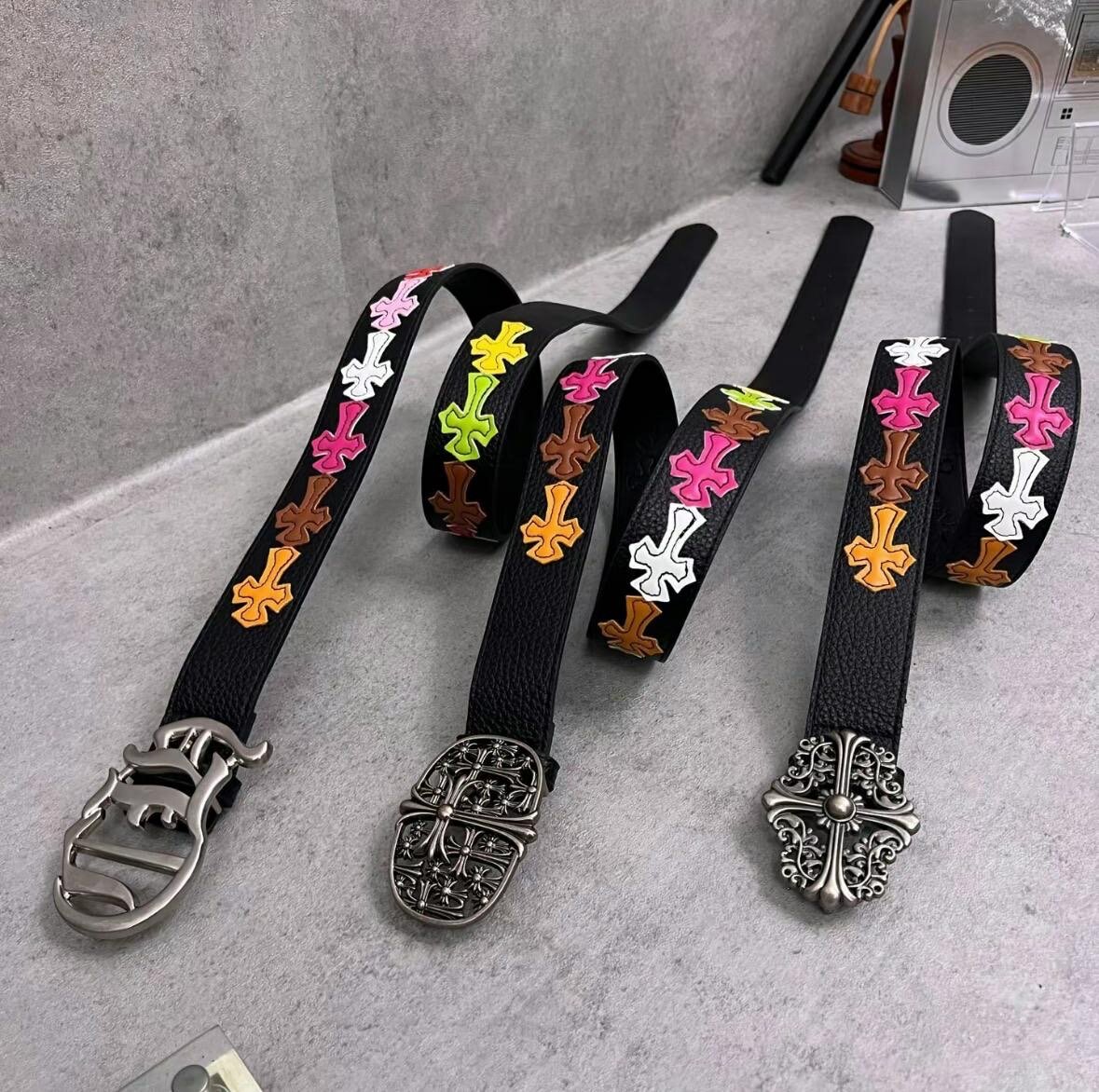 Ceinture en cuir avec boucles variées