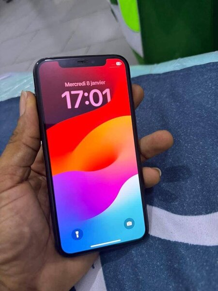 iPhone 11 64g quasi neuf écran changé, batterie 74 très prop