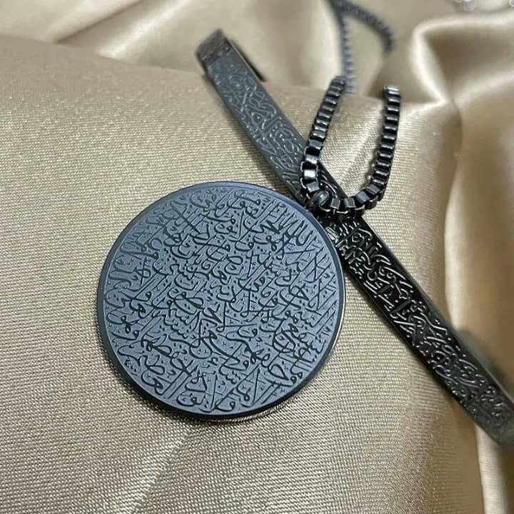 Collier Médaillon Gravé Élégant