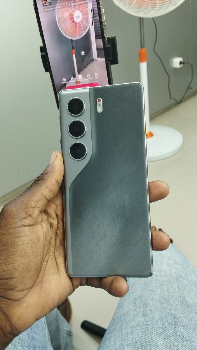 TECNO camon40