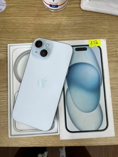 iPhone 15 256go quasiment neuf avec le carton
