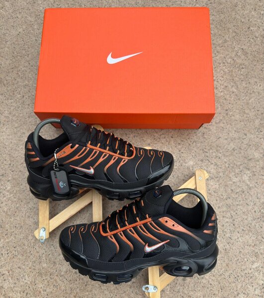 Baskets noires avec détails orange