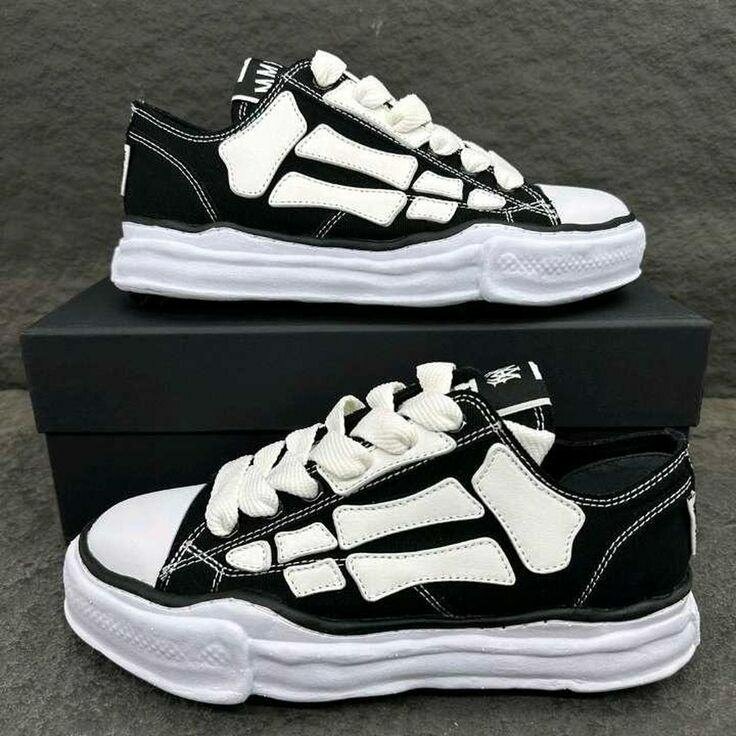 Baskets noires et blanches tendance