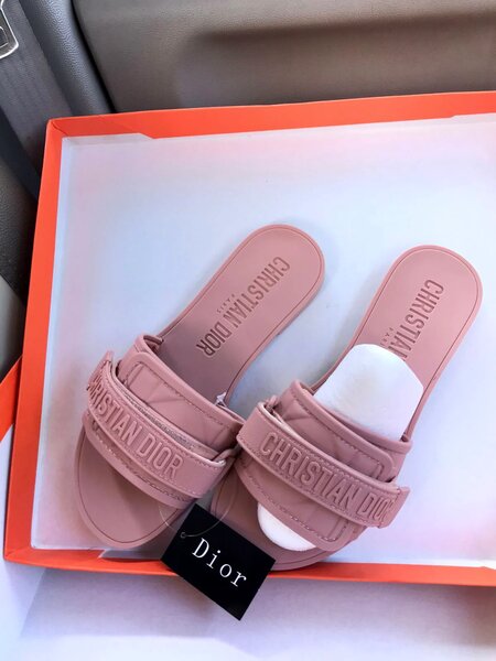 CHRISTIAN DIOR