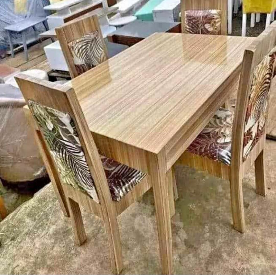 Table et chaises en bois moderne