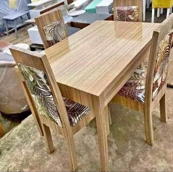 Table et chaises en bois moderne