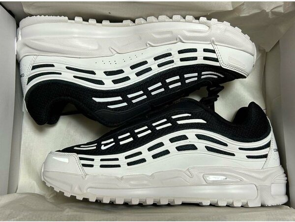 Baskets noires et blanches tendance