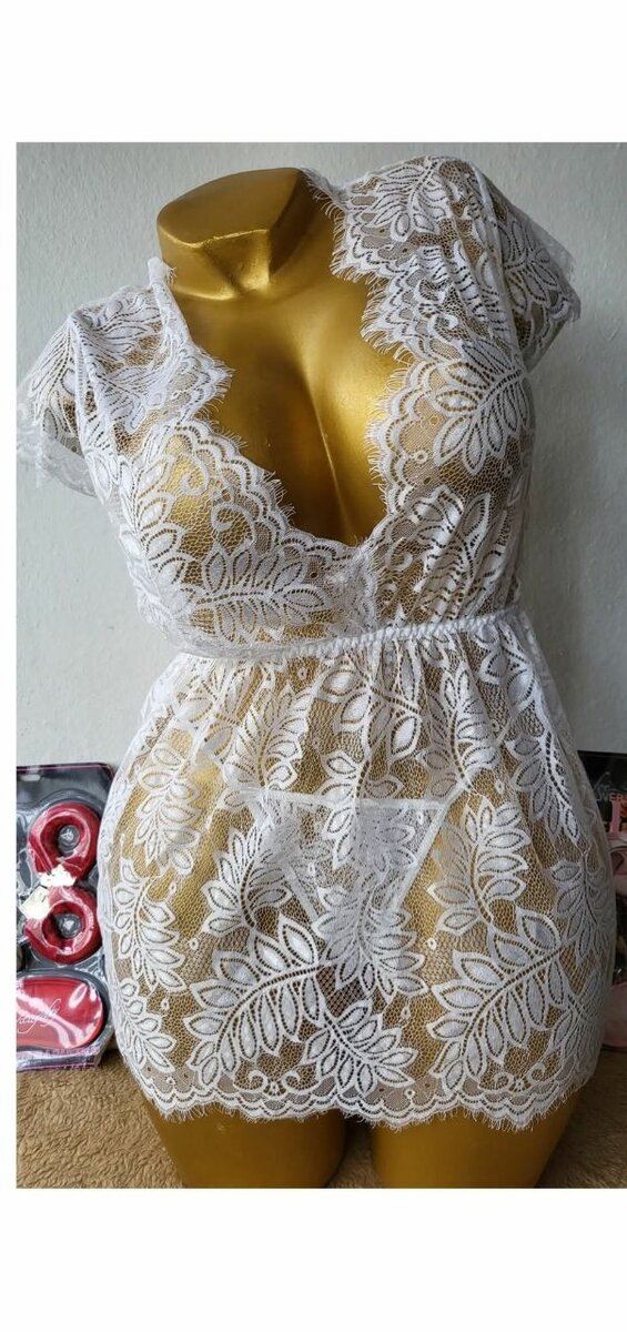 Robe en dentelle blanche élégante