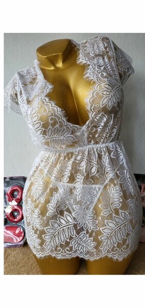 Robe en dentelle blanche élégante
