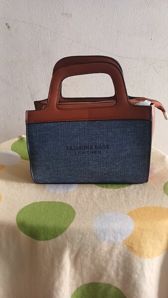 Sac à main en cuir et denim