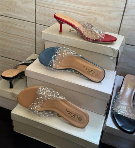 Mules à talons ornés strass