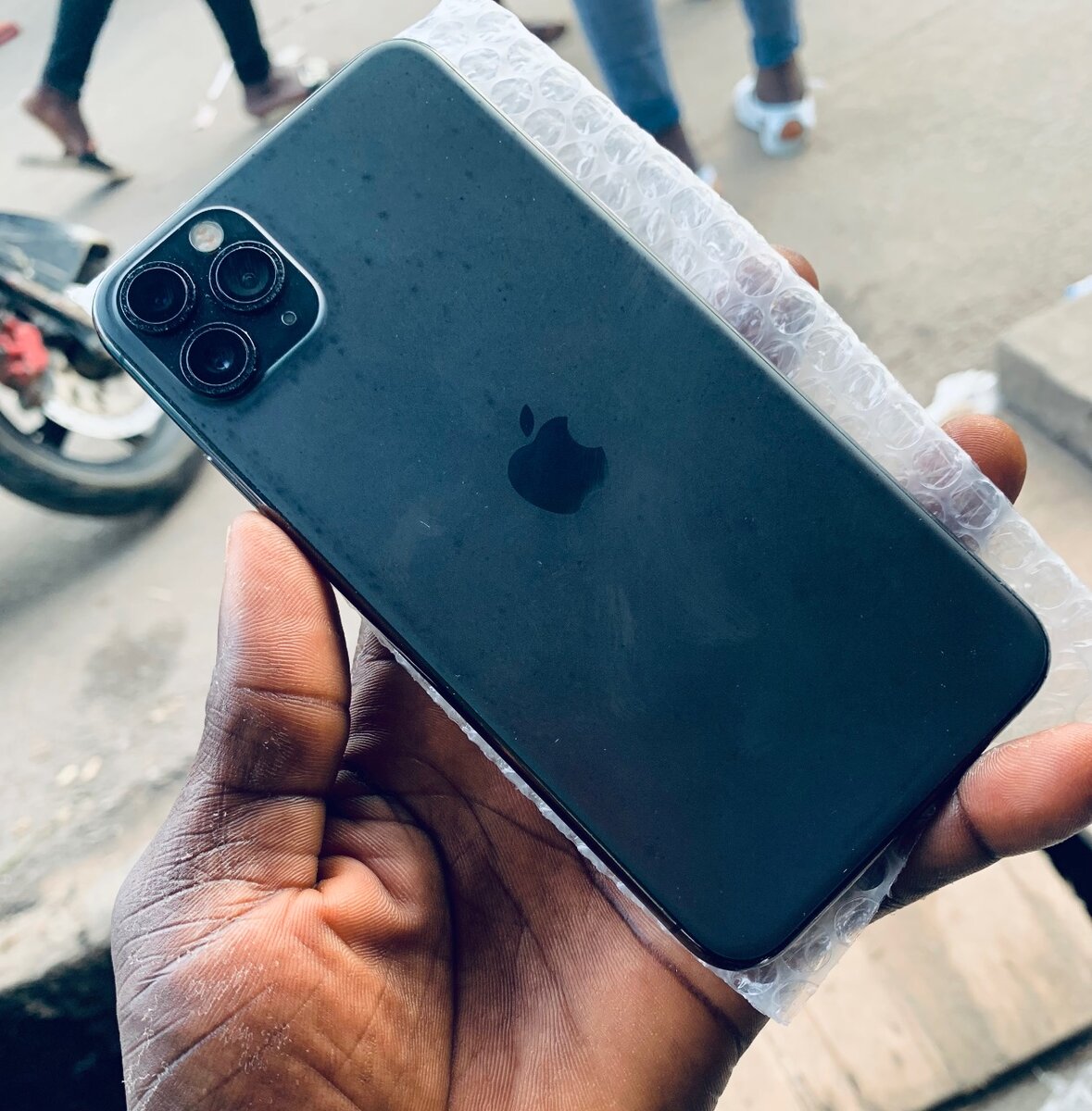 Smartphone moderne avec triple caméra