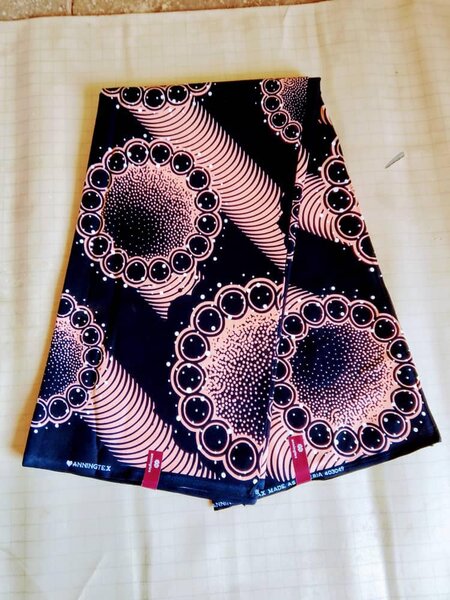 Tissu noir rose