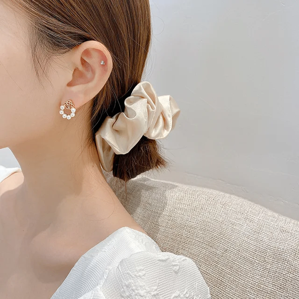 Boucle d'oreille en forme de rose avec des perles