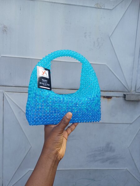 Sac à main perles bleu élégant