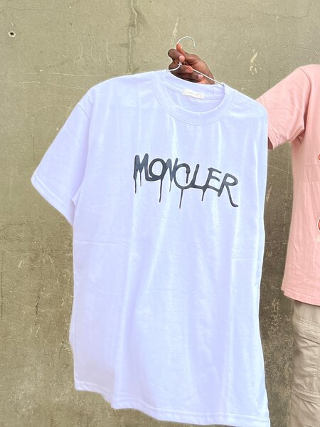 T-shirt blanc moderne