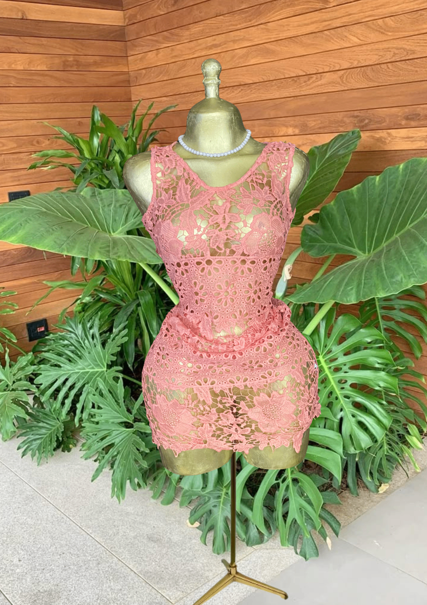 Robe en dentelle rose élégante