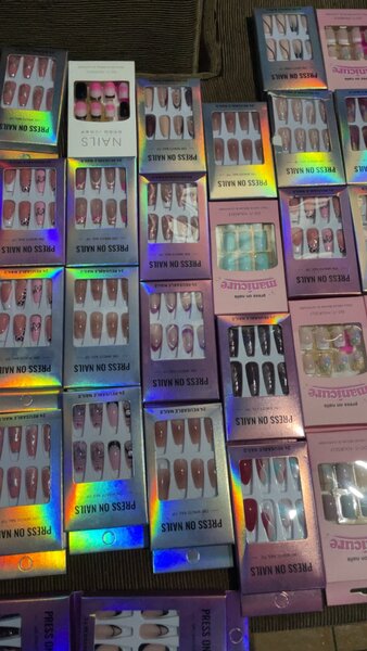 Press on nails