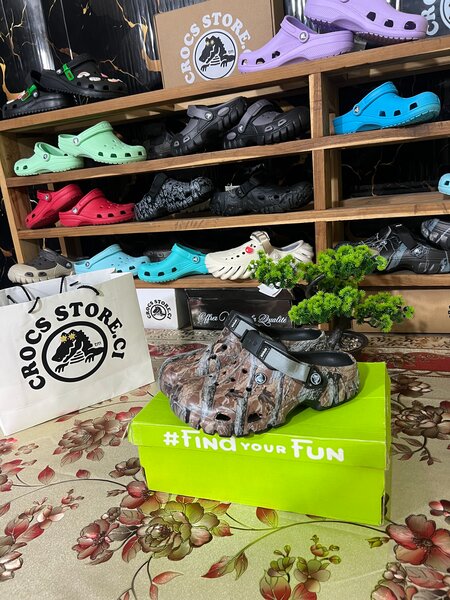 CROCS BROWN