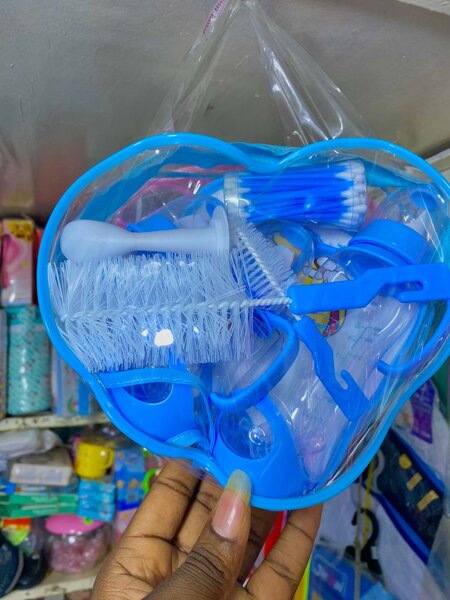 Baby feeding bottle