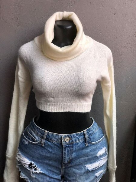 Pull court col roulé femme