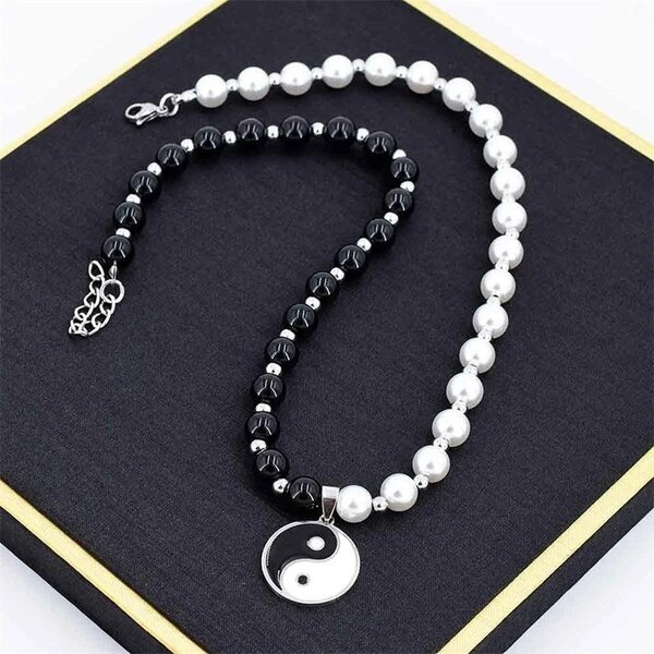 neckchains and necklaces 