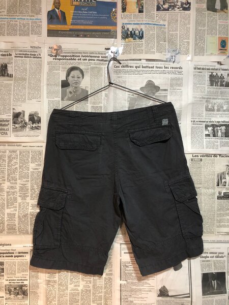 Short cargo homme moderne