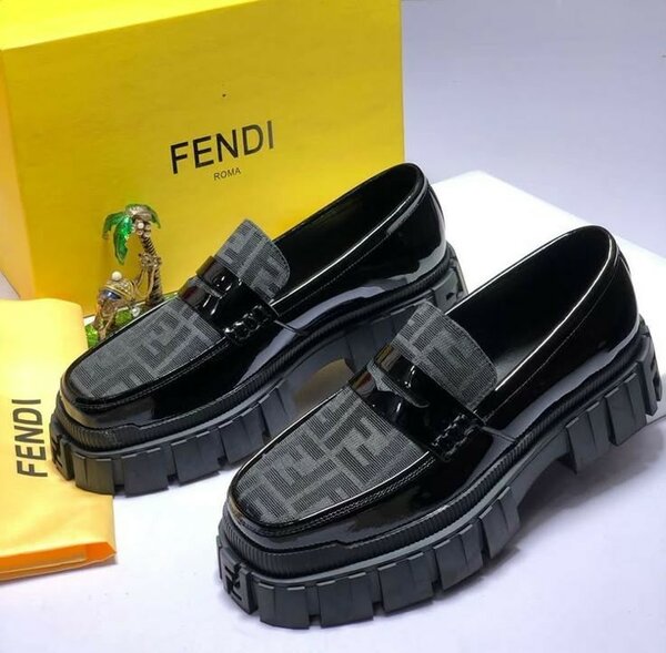 Dress shoe