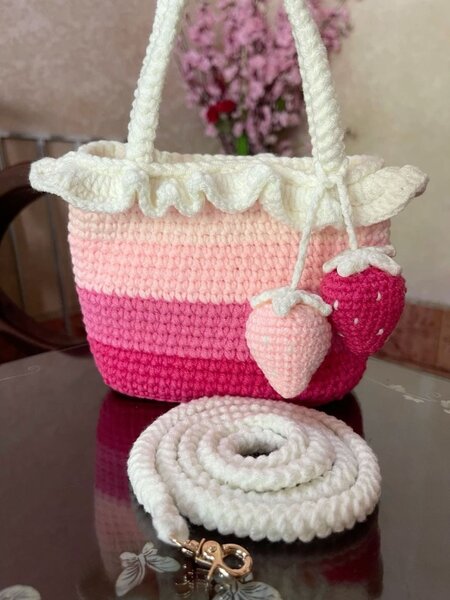 Sac à main crocheté fraise