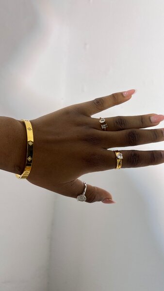 Bracelet en acier doré élégant