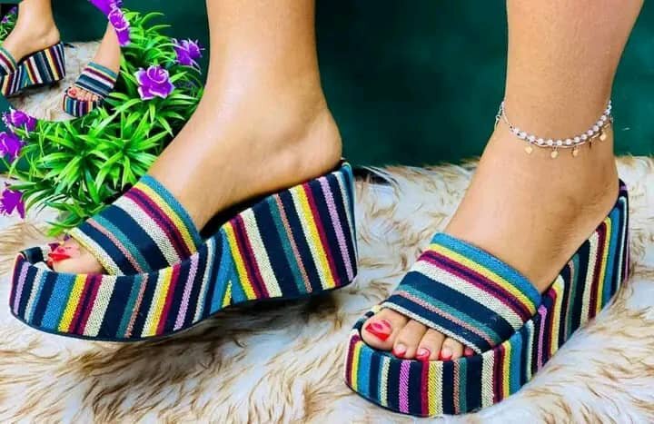 Sandales à semelles compensées colorées