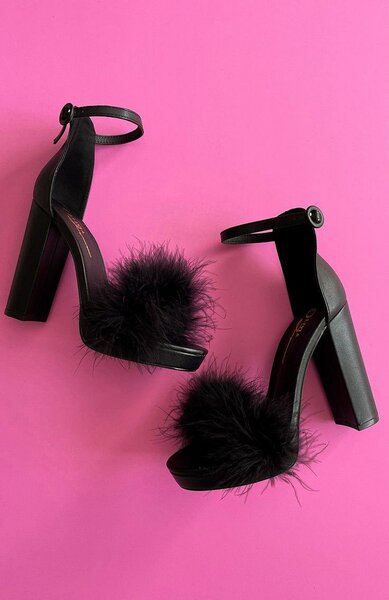 Sandales à talons noires élégantes