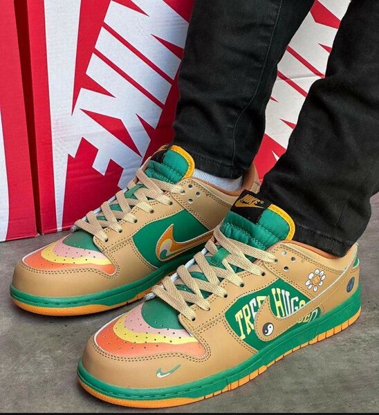 NIKE SNEAKERS