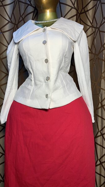 Veste blanche et jupe rose