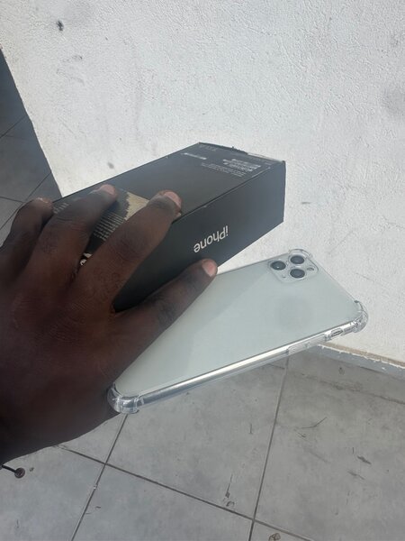 iPhone 11 Pro Max avec boîte