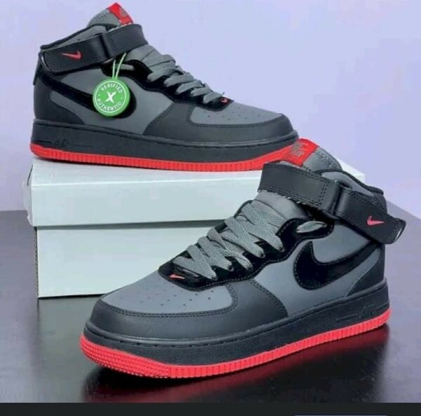 Chaussure NIKE montante