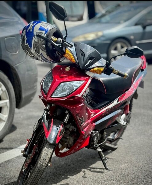 Moto EDS sportive rouge