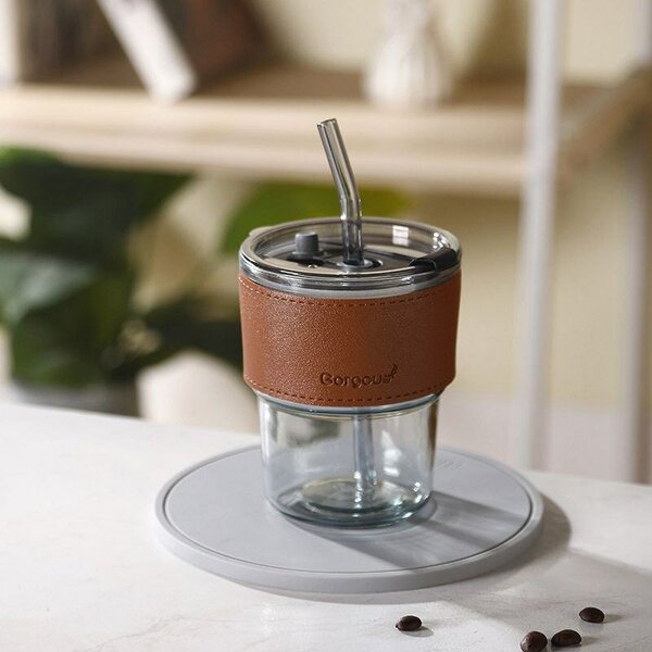 Mug en verre avec paille