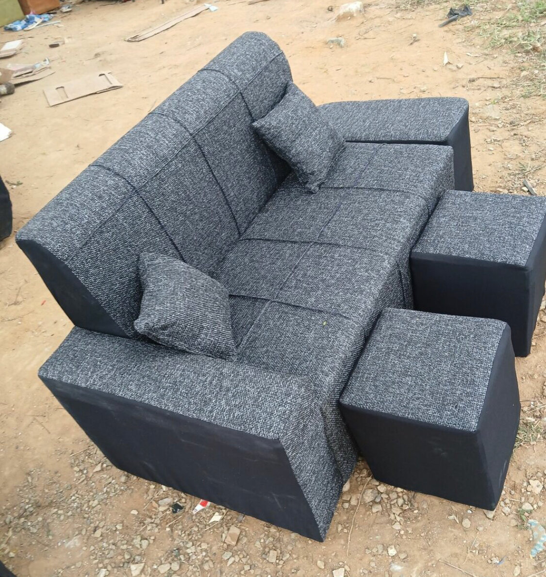 Canapé moderne avec poufs