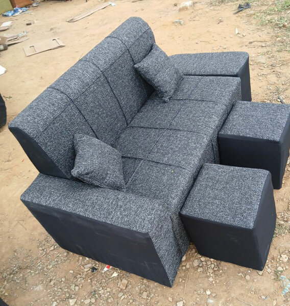 Canapé moderne avec poufs